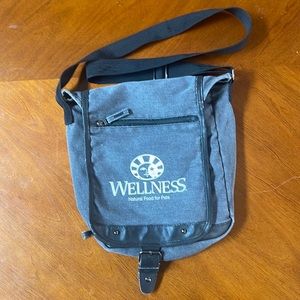 Wellness canvas shoulder bag gray with white faux leather trim